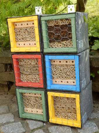 Stephan Eßer: Wildbienenbruthilfen und Insektenhotels sind in einem naturnahen Garten eine sinnvolle Ergänzung der immer selten werdenden Nistmöglichkeiten für diese Tiere. www.bee-fly.de