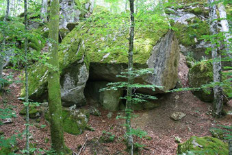 Höhlen am Fuße des Laverna