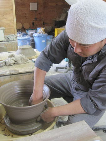 陶芸家、小林雄一のロクロでの制作風景