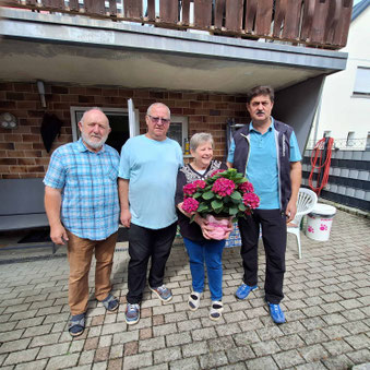 Überreichung des Gastgeschenk´s.                vl. 2. Vors.  Johann Benkner, Reinhard und Uschi Bauer,      1. Vors. Peter Wüste