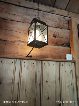 Mooie lampen hangen in de eetzaal