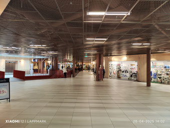 Het winkelcentrum is nieuw, maar aan de andere kant is gelukkig nog het oude Röros.