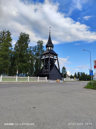 De klokketoren van Vemdalen is dit jaar voorzien van wat nieuwe houten singels die aan vervanging toe was