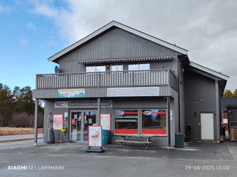 We stoppen nog een keer bij een supermarkt. De toiletten hier zijn nog in winterslaap.