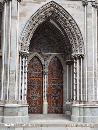 De ingang van de Nidarosdomen voor de Noorse koning