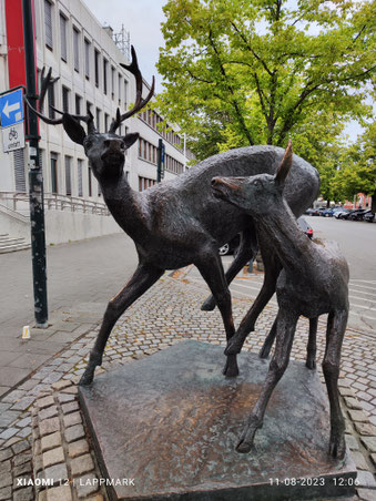 Bronzen herten in de stad. Ik zie liever echte in de natuur.