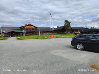 Het hotel vanaf de parkeerplaats