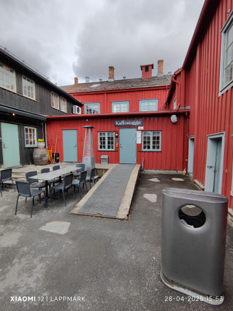 Kaffe Stuggu is goed toegankelijk voor minder validen. Alleen kunnen zij bepaalde ruimten binnen niet bereiken. Toiletten bevinden zich een trap naar beneden. 