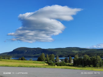 Een prachtige wolk boven Hällsjön