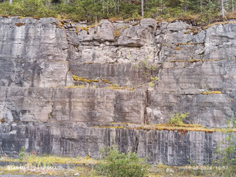 De achterwand van de steengroeve