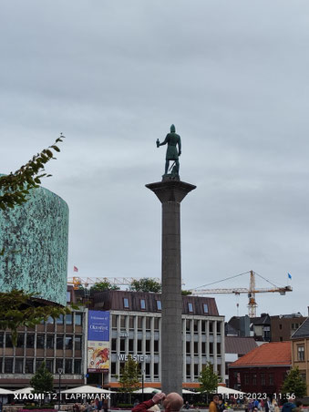 Geen idee, wie daar over de stad uitkijkt