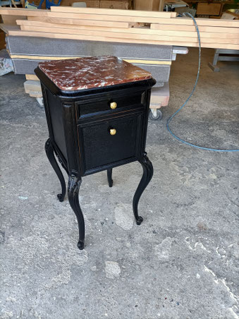 Chevet en noyer laqué en noir ral 9005