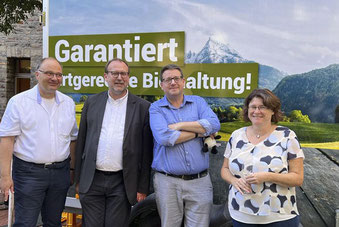 Das neue Pfarreileitungsteam von Liebfrauen freute sich sehr über den Besuch des Duisburger Kabarettisten Kai Magnus Sting beim Ehrenamts-Nachmittag. V.l.: Dr. Markus Borzymski, Pfarrer Andreas Brocke, Kai Magnus Sting und Ingrid Jungsbluth