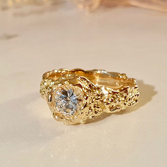 Bague en or jaune à la texture du corail sertie d'un diamant blanc de 1 carat