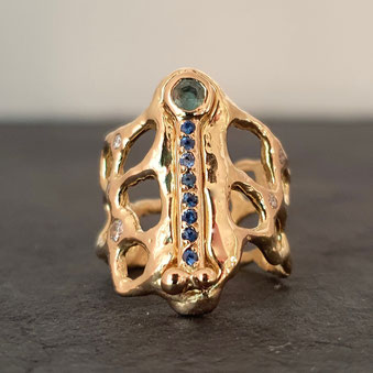 Bague en or jaune 18k sertie de saphirs et de diamants blancs représentant les alvéoles creusées par la nature dans la roche telle une fine dentelle appelée Taffoni