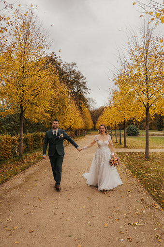 Hochzeitspaar in herbstlichem Wald