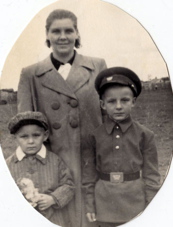 Jewgenij (Eugen) Ananitschev (* 1947 – † 2005) mit seinem jüngeren Bruder Alexandr und ihrer Mutter im ersten Schuljahr von Jewgenij, 1954. Aus der Familie ist niemand mehr am Leben.