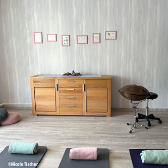 Klangmeditationsraum der Lebensfreudewerkstatt mit Matten und Decken am Boden und einer Handpan