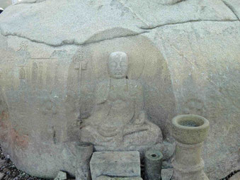 地蔵の左耳の下に黒く写っているのは潮が引くのに乗り遅れてしまったカニ