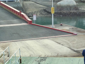 着岸するフェリーから撮影 右上に見える岩に和霊石地蔵が刻まれている