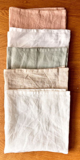 Serviettenfarben von oben nach unten: rosa, weiß, salbeigrün, natur, off-weite
