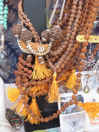 Schmuck mit heiligen Rudraksha Samen