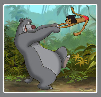 Baloo et Mowgli dansent, Baloo projette Mowgli en l'air tout en le tenant