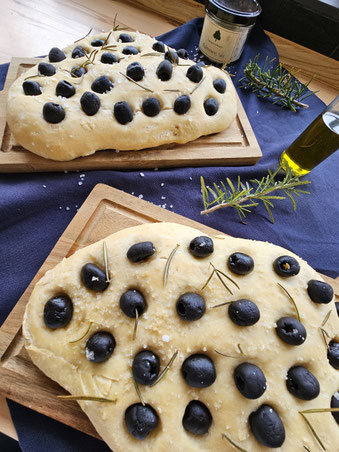 Italienische Focaccia mit schwarzen Oliven