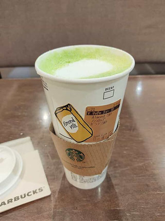 関係ないけど今日のスタバ。抹茶ティーラテ、アモンドミルク