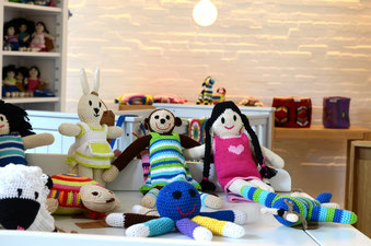 Bunte Puppen und Spielsachen von bosnanova