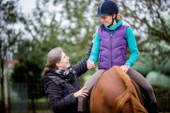 Alexander-Technik und Reiten. Durch leichte Berührungen und Informationen zum Körper und seiner Koordination lernst du losgelassen und balanciert im Sattel zu sitzen und gelangst so zu größerer Harmonie mit Deinem Pferd.