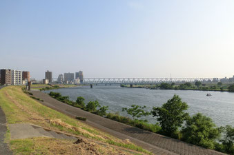 塾の目の前の土手を上がるとすぐ江戸川が見えます。