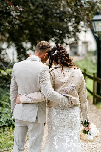 bruid draagt customized jasje voor speciale unieke uitstraling en zelfverzekerd gevoel