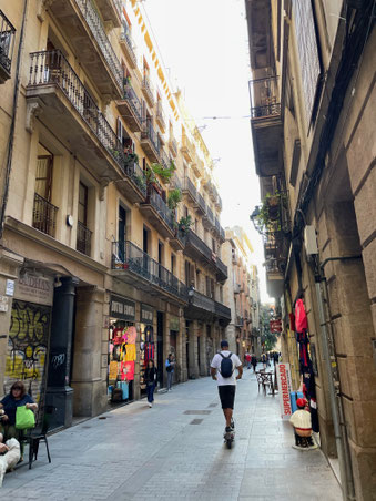 In Barcelonas Innenstadt auf die Öffnung des Tierladens warten - Hannes braucht einen vernünftigen Hunderucksack 