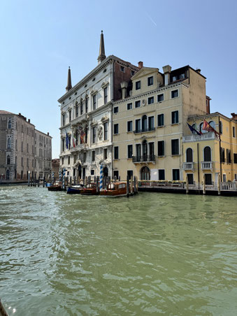 Häuser am Canal Grande mit kleinen Dachterrassen wie in den Donna Leon-Filmen