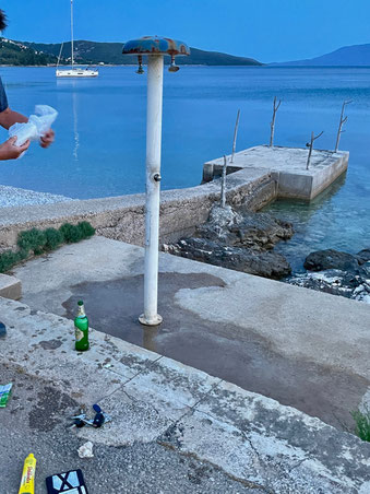 Stranddusche, Radlerflasche und Rucksackinhalt 
