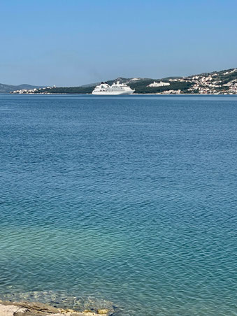 Kreuzfahrtschiff nähert sich Trogir 