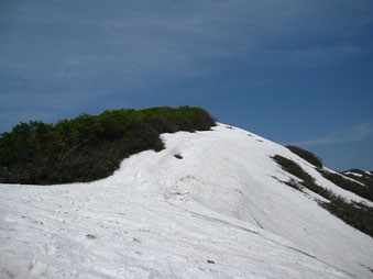 ▲鳥原山方向より歩いてきた小朝日岳方面の雪渓を振り返る。アイゼンを装着していればさほど怖さはありませんでした。