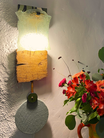 Applique murale verticale à la composition artistique unique. Un luminaire unique par Isabelle Lachat Créations à Rumilly en Haute Savoie. Lampe, applique murale artisanale pour une déco de caractère à proximité d'Annecy.