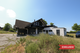 Villa mit Vorgarten im Grünen