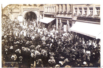 Kriegsbegeisterung auf dem Marktplatz 1914 - bitte vergrößern!