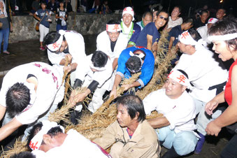 大綱引きは5分21秒で上の村が勝利した=18日午後、大浜集落