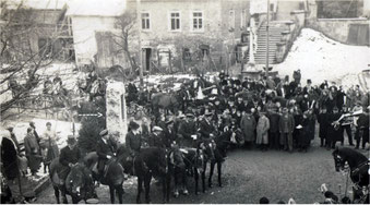 Das Sickinger Kriegerdenkmal stand ursprünglich an der Kreuzung Kürnbacher- und Franz von Sickingen-Straße. Das Foto zeigt die Glockenweihe von 1927.