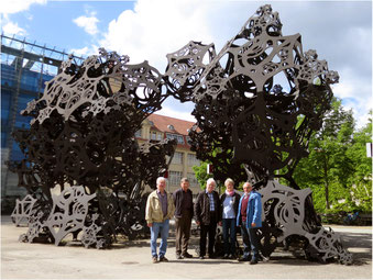 In der riesigen Skulptur auf dem Vorplatz des ZKM verbergen sich über 40 Lautsprecher