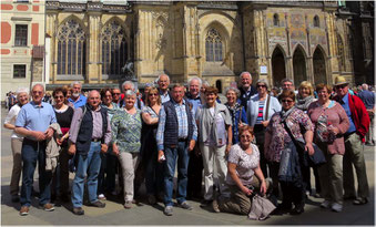 Die Reisegruppe vor dem Veitsdom in Prag