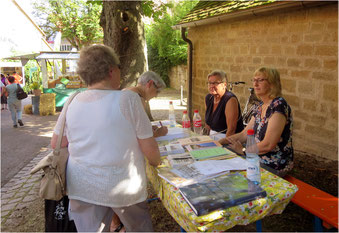 Standbetreuung beim Naturparkmarkt