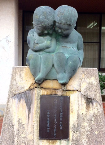 ☆小平市小川西町公民館の入り口前の幼児の銅像。かなりの年季ものです。
