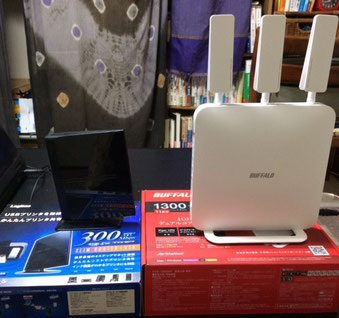 ☆左側の青い箱の上黒いルーター(見えにくいですが)に比べるととても大きい、しかもアンテナが3本も。