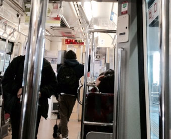 ☆世田谷線三軒茶屋行き。下高井戸駅ただいま9：42。
