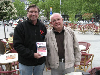 Friedrich Mevert (rechts) und Manfred Wille mit der CVJM-Broschüre "40 Jahre Sport im Strafvollzug - 40 Jahre christlicher Sozialsport"